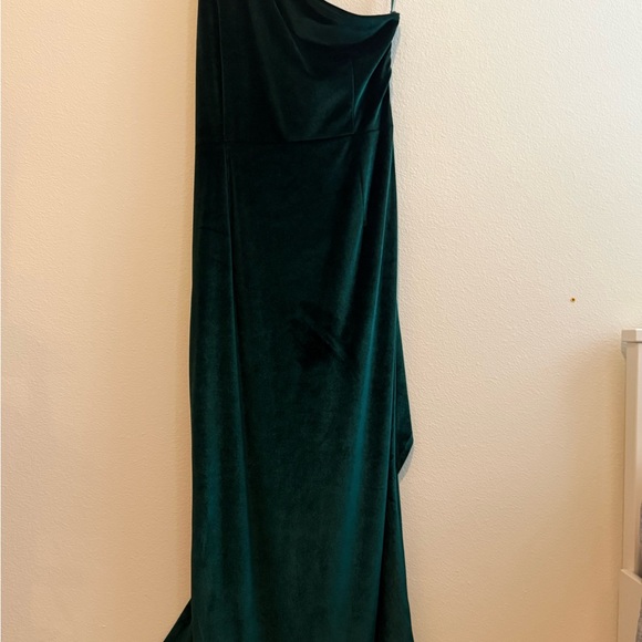 Elegant One-Shoulder Green Velvet Dress - Picture 2 of 3